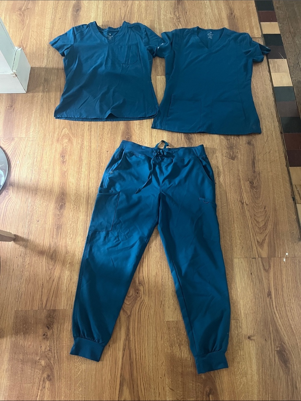 Women’s Teal Medical Scrub Set - 2 Small Tops & 1 Jogger Pants Size Medium